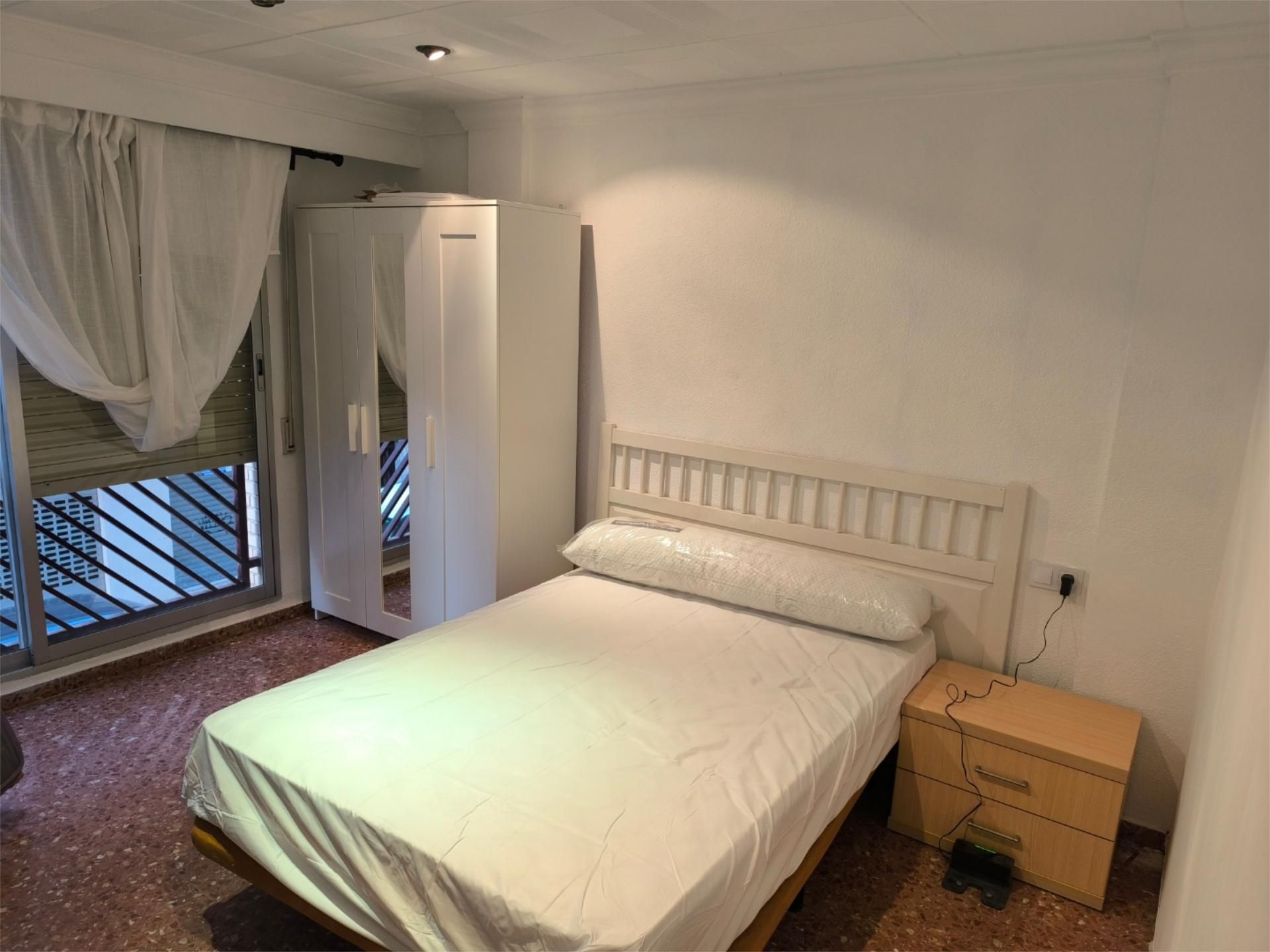 Bedroom of Flat to share in Torrent  with Furnished, Oven and Washing machine