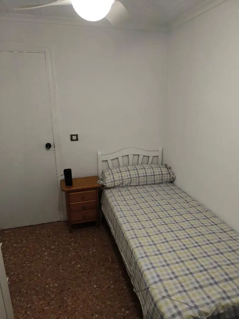 Room in Carrer de Lope de Rueda, 8, Zona Avenida al Vedat Bedroom of Flat for share in Torrent with Furnished, Oven and Washing machine