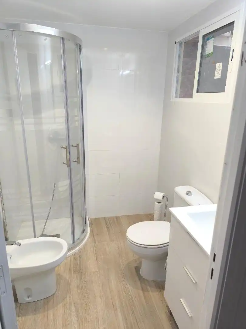 Room in Carrer de Lope de Rueda, 8, Zona Avenida al Vedat Bathroom of Flat for share in Torrent with Furnished, Oven and Washing machine