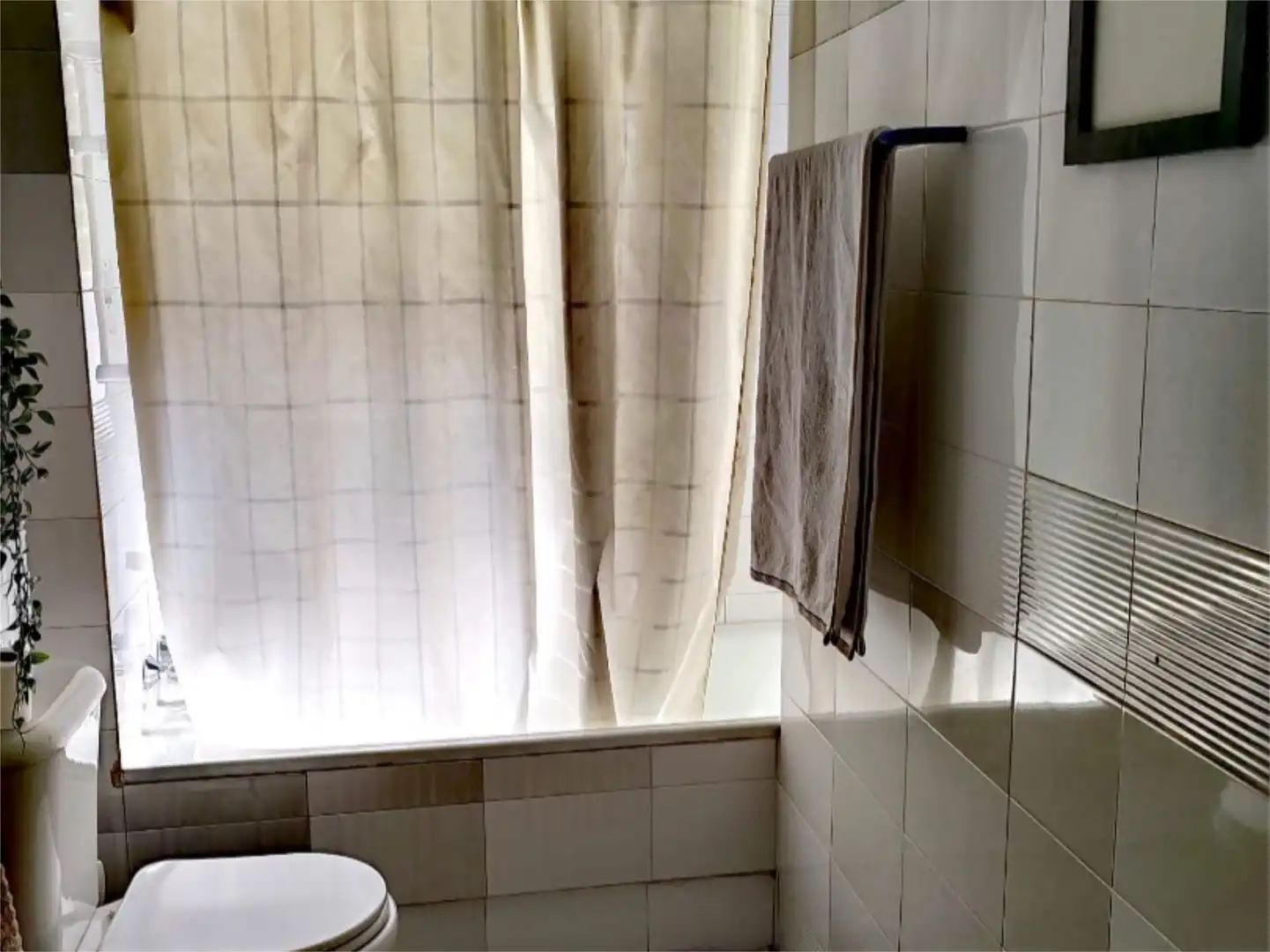 Bathroom of Flat for share in El Escorial  with Heating, Private garden and Parquet flooring