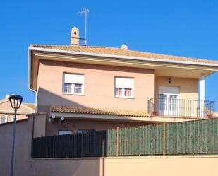 Vista exterior de Casa o xalet en venda en Utrera amb Aire condicionat, Terrassa i Balcó