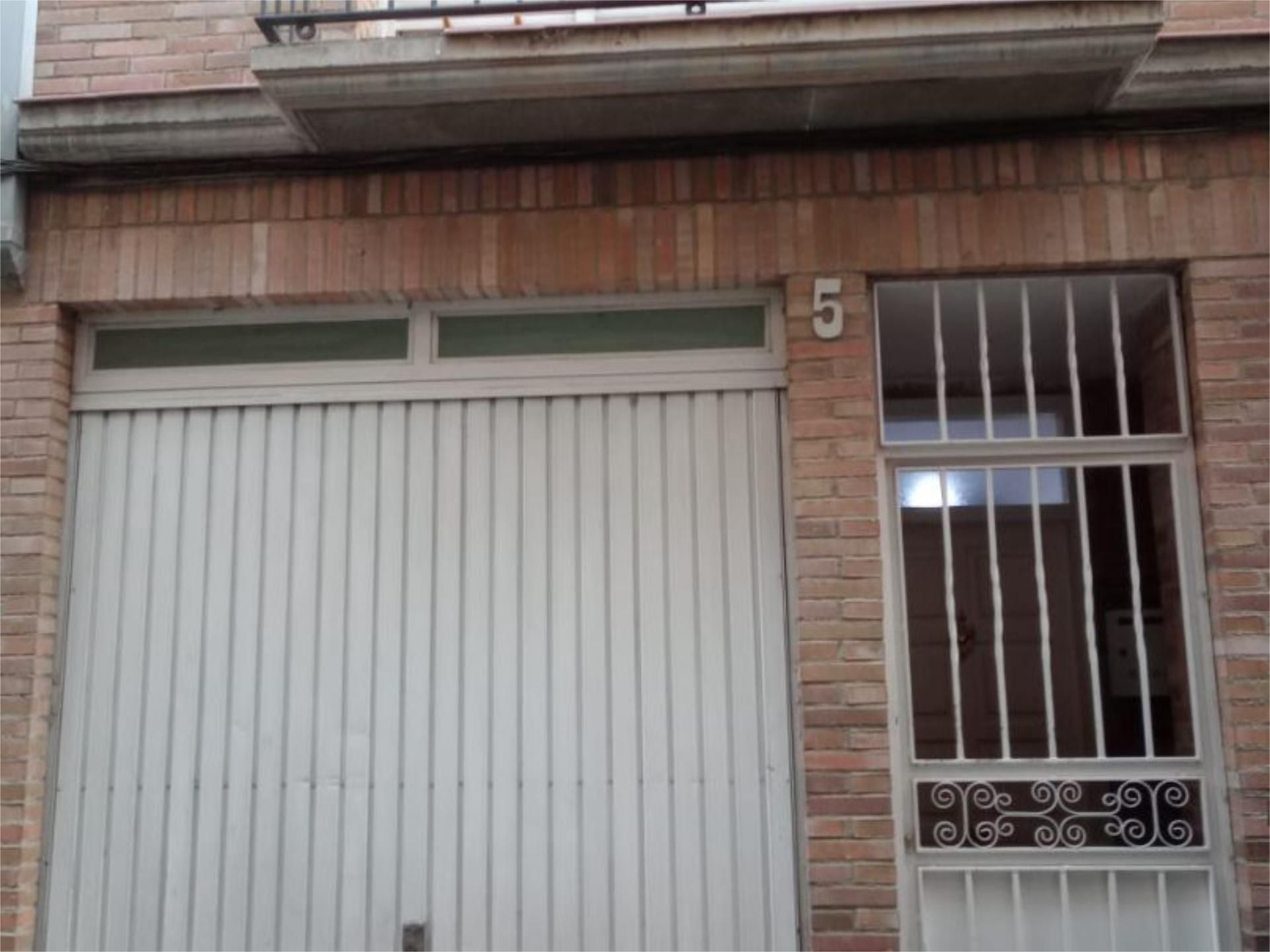 Vista exterior de Casa adosada en venda en Alcañiz amb Aire condicionat, Terrassa i Balcó