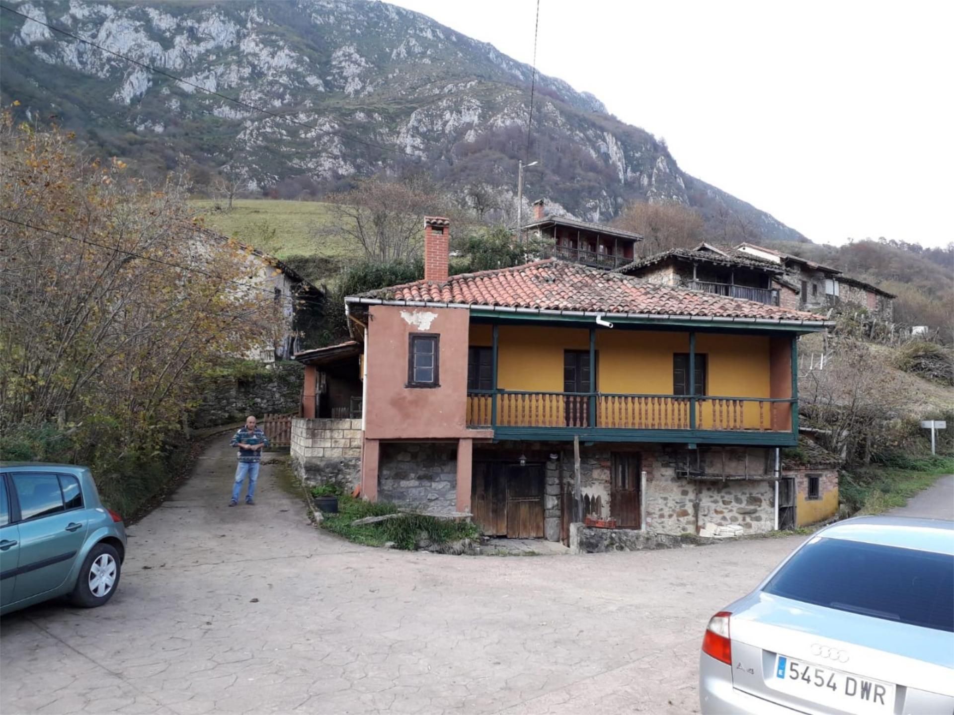 Vista exterior de Casa o xalet en venda en Riosa amb Terrassa i Balcó
