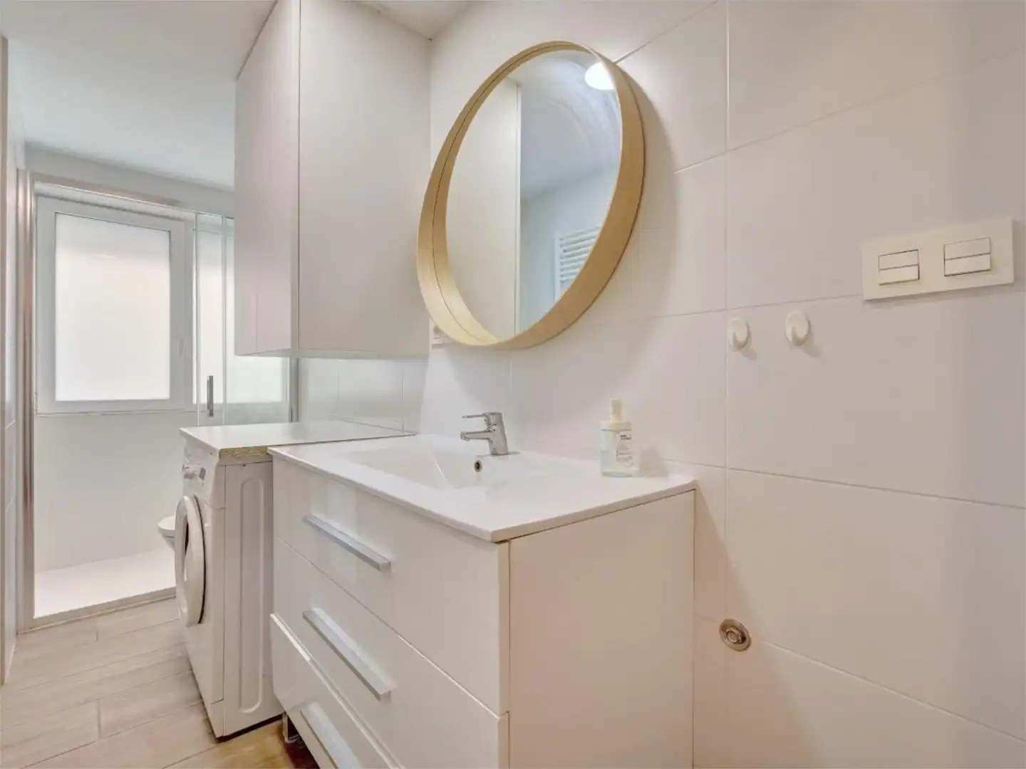 Room in Calle Isaac Albéniz, 15, Milagrosa Bathroom of Flat for share in Pamplona / Iruña with Heating, Parquet flooring and Furnished