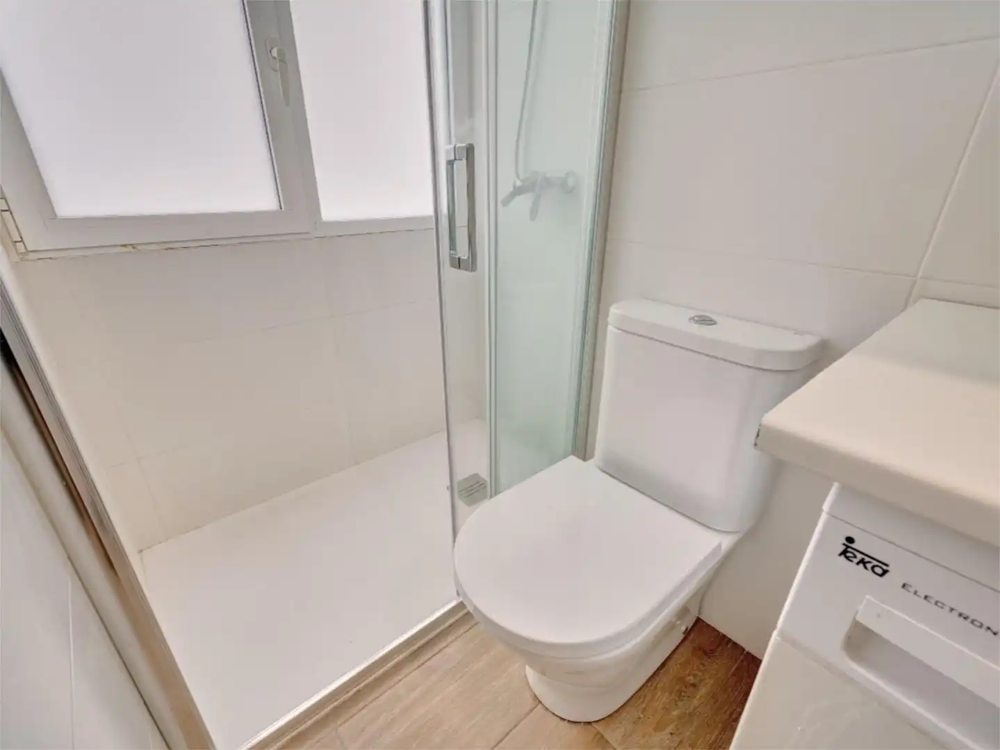 Room in Calle Isaac Albéniz, 15, Milagrosa Bathroom of Flat for share in Pamplona / Iruña with Heating, Parquet flooring and Furnished