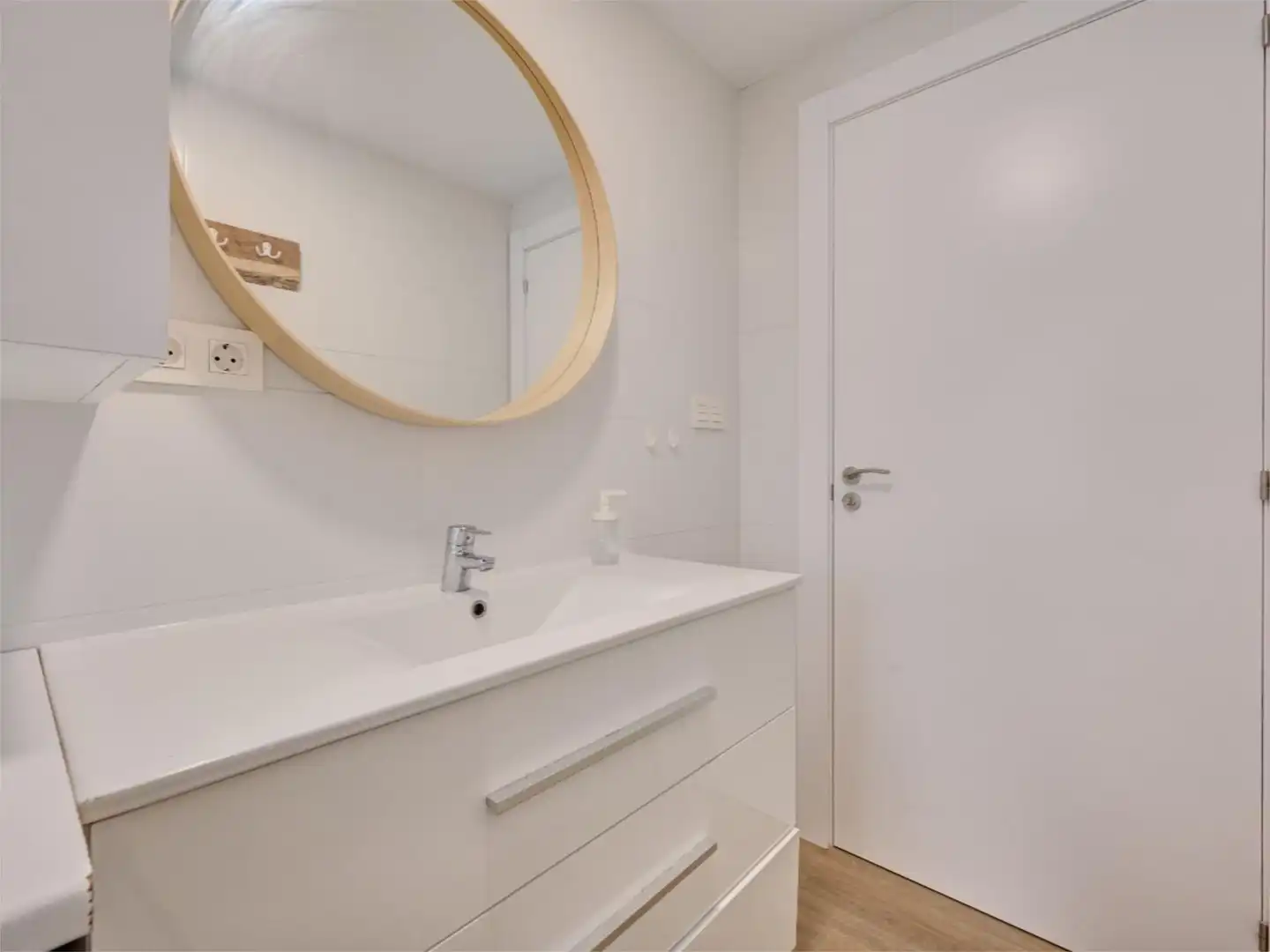 Room in Calle Isaac Albéniz, 15, Milagrosa Bathroom of Flat for share in Pamplona / Iruña with Heating, Parquet flooring and Furnished