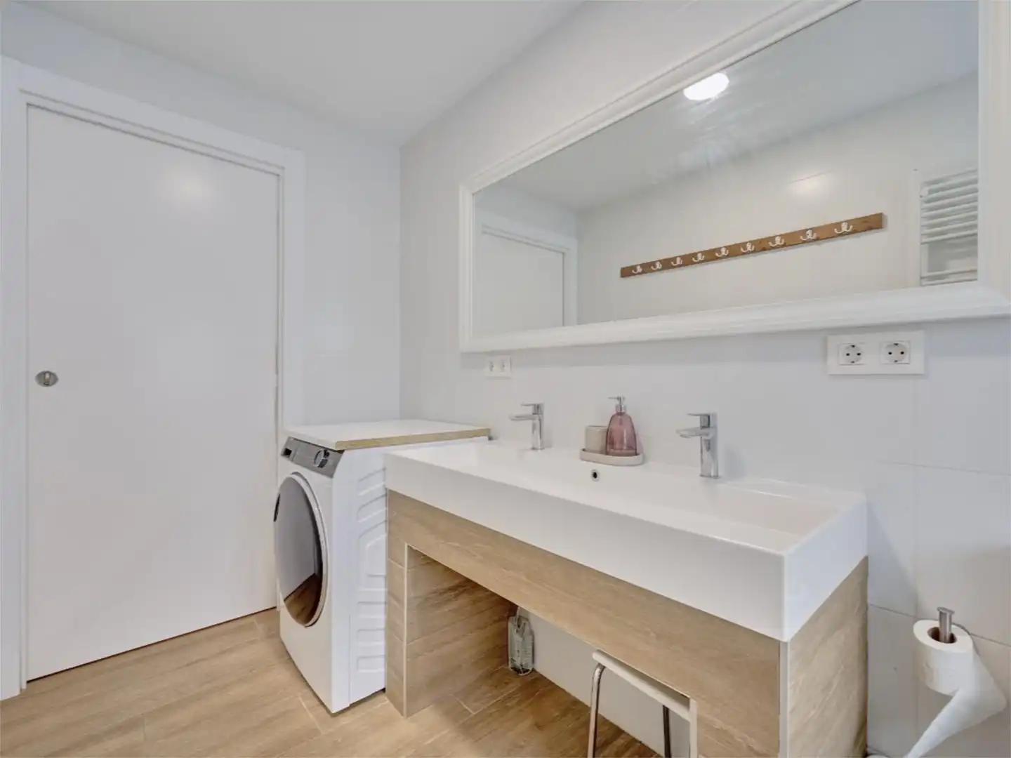 Room in Calle Isaac Albéniz, 15, Milagrosa Bathroom of Flat for share in Pamplona / Iruña with Heating, Parquet flooring and Furnished