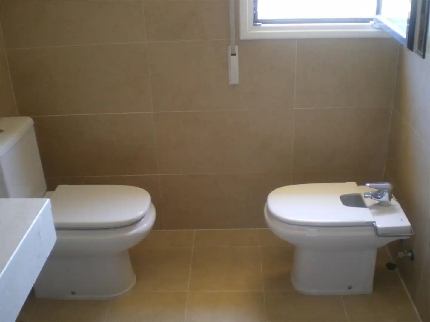Piso de alquiler en Calle Carmen Martin Gaite, 72, Hervencias Baño de Piso de alquiler en Ávila con Calefacción, Jardín privado y Parquet