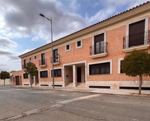 Vista exterior de Casa adosada en venda en Tomelloso amb Aire condicionat, Terrassa i Balcó