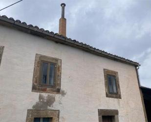 Vista exterior de Casa o xalet en venda en Valdeprado del Río amb Jardí privat