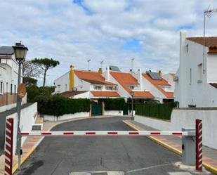 Vista exterior de Casa adosada en venda en Aljaraque amb Aire condicionat, Terrassa i Piscina