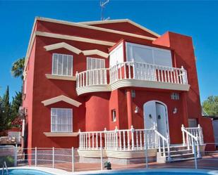 Vista exterior de Casa adosada en venda en Mairena del Aljarafe amb Calefacció, Jardí privat i Terrassa