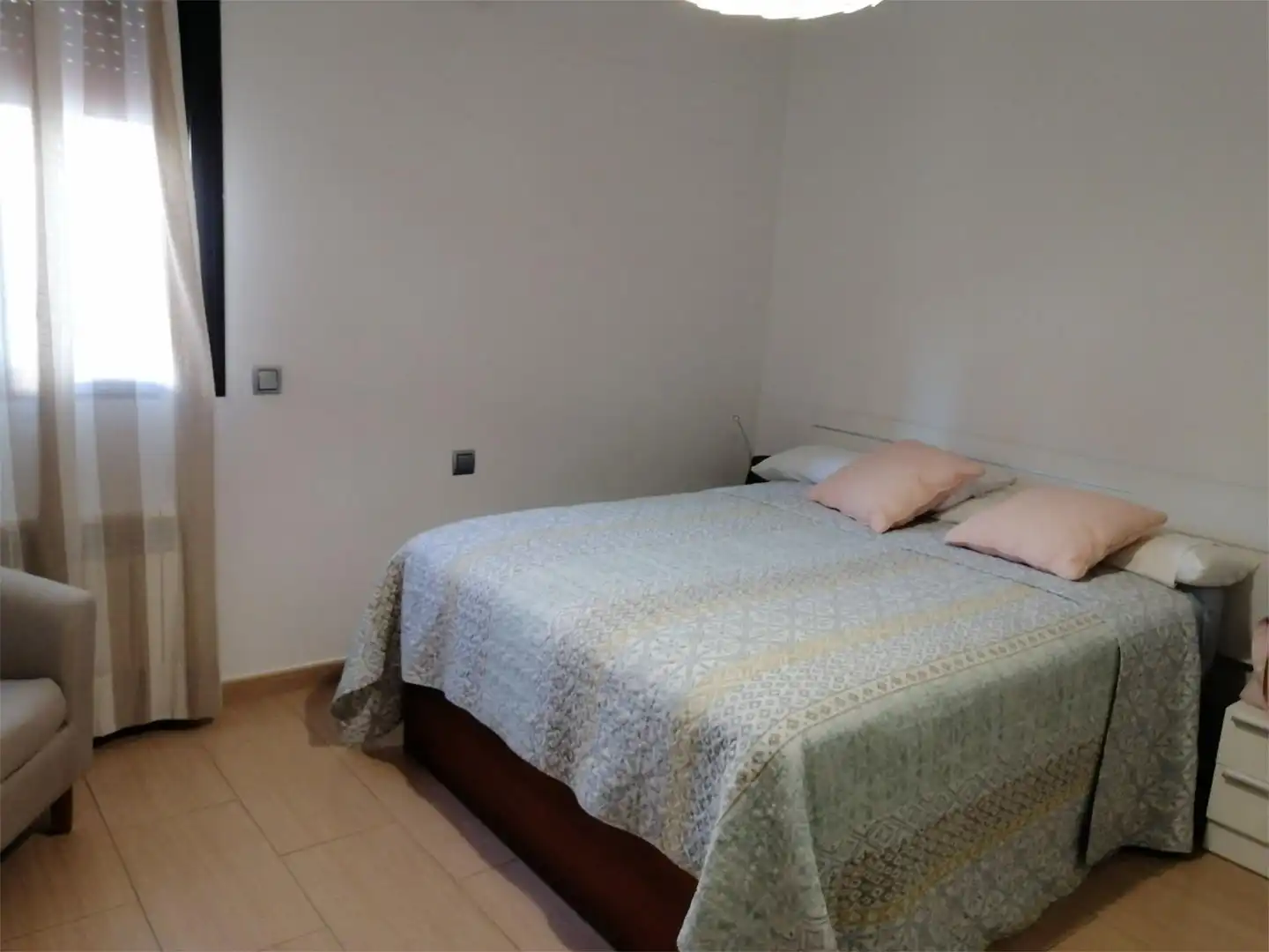 Casa o xalet de lloguer a Carrer Guetaria, 7, El Carme - Sant Agustí - Bonavista Dormitori de Casa o xalet de lloguer en L'Eliana amb Aire condicionat, Calefacció i Jardí privat