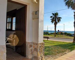 Vista exterior de Casa adosada en venda en Tarifa amb Jardí privat, Traster i Moblat