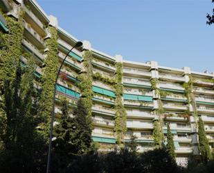 Exterior view of Flat for sale in  Madrid Capital  with Furnished, Community parking and Balcony