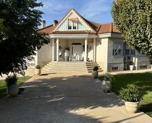 Vista exterior de Casa o xalet en venda en Almodóvar del Campo amb Aire condicionat, Terrassa i Piscina