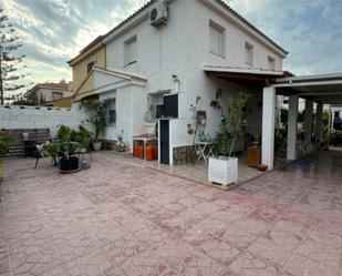 Vista exterior de Casa o xalet en venda en San Vicente del Raspeig / Sant Vicent del Raspeig amb Aire condicionat, Terrassa i Balcó