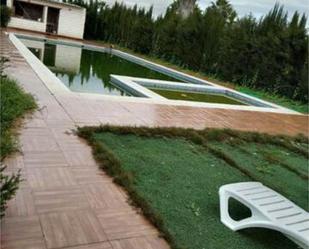 Piscina de Casa adosada en venda en Alcolea del Río