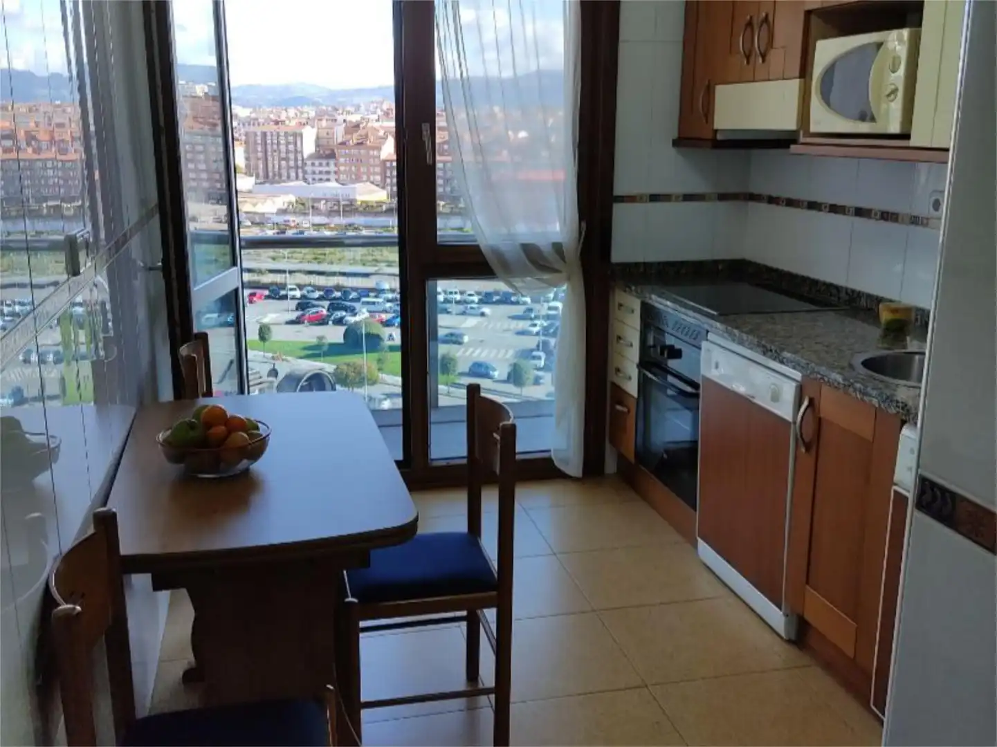 Pis de lloguer a Avenida de José Manuel Palacio Álvarez, 22, El Natahoyo Cuina de Pis de lloguer en Gijón amb Calefacció, Parquet i Terrassa