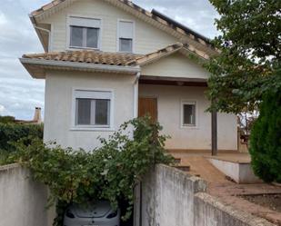 Vista exterior de Casa o xalet de lloguer en Pozorrubio amb Calefacció, Jardí privat i Terrassa