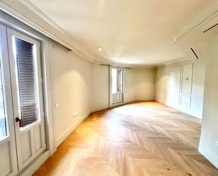 Bedroom of Flat for sale in  Madrid Capital  with Air Conditioner, Heating and Private garden