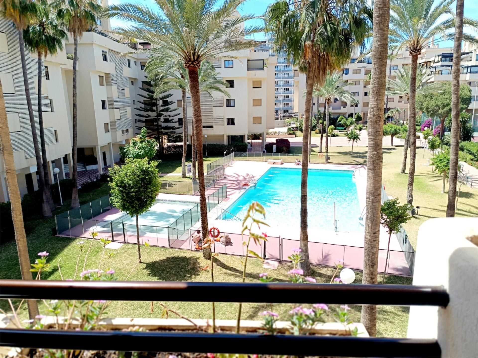 Piscina de Apartament en venda en Torremolinos amb Aire condicionat, Terrassa i Piscina