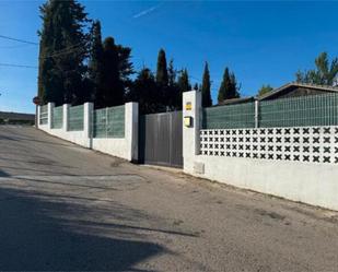 Vista exterior de Casa adosada en venda en Galápagos amb Calefacció, Jardí privat i Terrassa