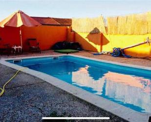 Piscina de Casa o xalet en venda en Santiuste de San Juan Bautista amb Calefacció, Jardí privat i Traster