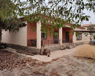 Vista exterior de Casa adosada en venda en La Zubia amb Jardí privat, Terrassa i Piscina