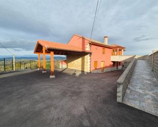 Vista exterior de Casa o xalet en venda en Langreo amb Piscina