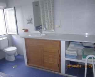 Bathroom of Flat to rent in  Granada Capital  with Heating, Parquet flooring and Terrace