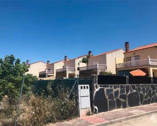 Vista exterior de Casa adosada en venda en El Casar de Escalona amb Jardí privat, Terrassa i Traster