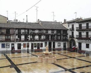 Vista exterior de Casa adosada en venda en Tarazona de la Mancha amb Calefacció, Terrassa i Moblat