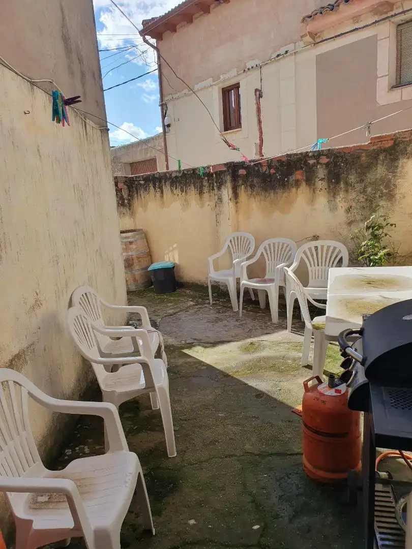 Einfamilien-Reihenhaus zum Verkauf in Calle Calvo Sotelo, 22, Tórtoles de Esgueva Terrasse von Einfamilien-Reihenhaus zum Verkauf in Tórtoles de Esgueva mit Abstellraum, Möbliert und Ofen