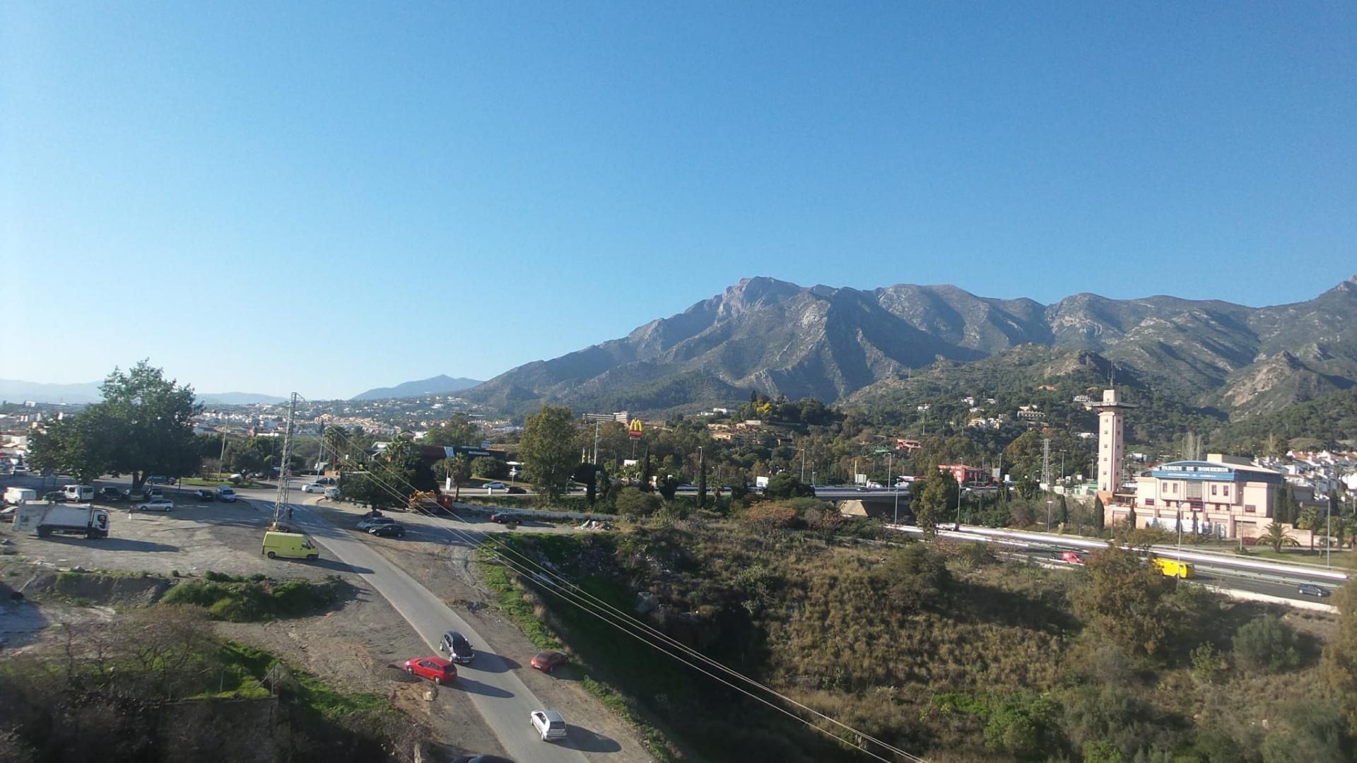 Vista exterior de Pis en venda en Marbella amb Aire condicionat, Terrassa i Balcó
