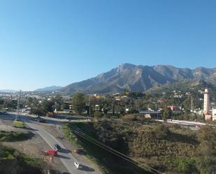 Vista exterior de Pis en venda en Marbella amb Aire condicionat, Terrassa i Balcó