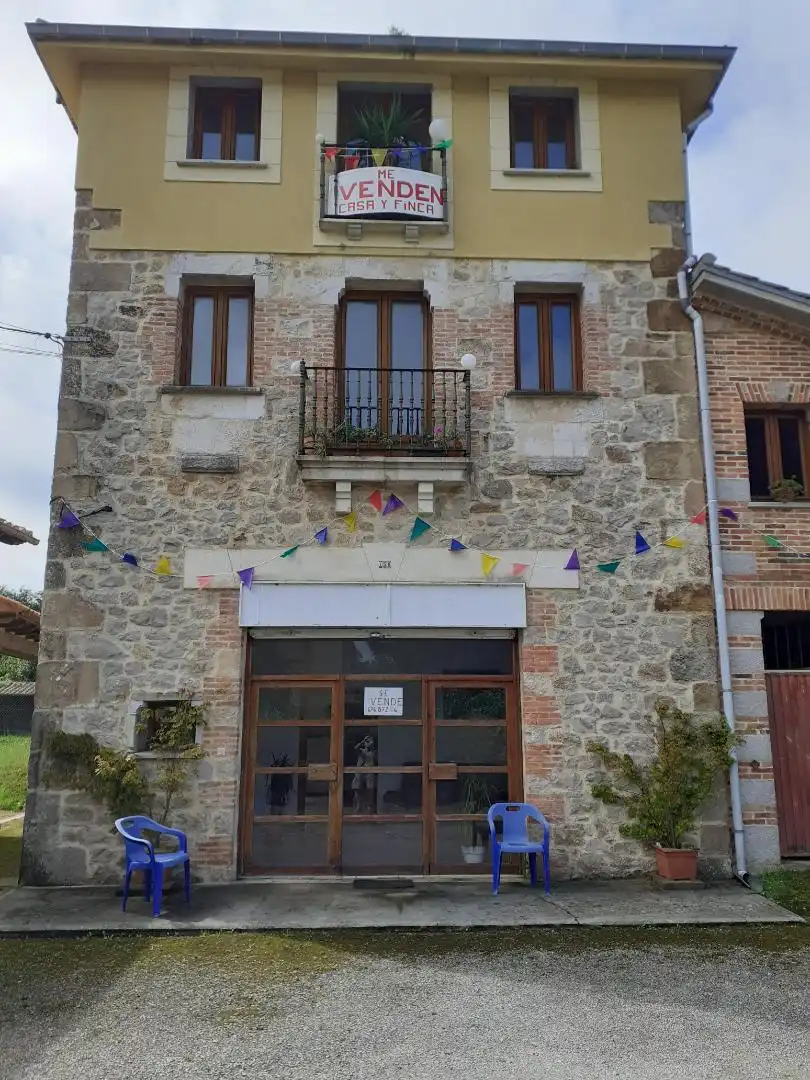 Vista exterior de Casa o xalet en venda en Alfoz de Lloredo amb Jardí privat, Terrassa i Traster