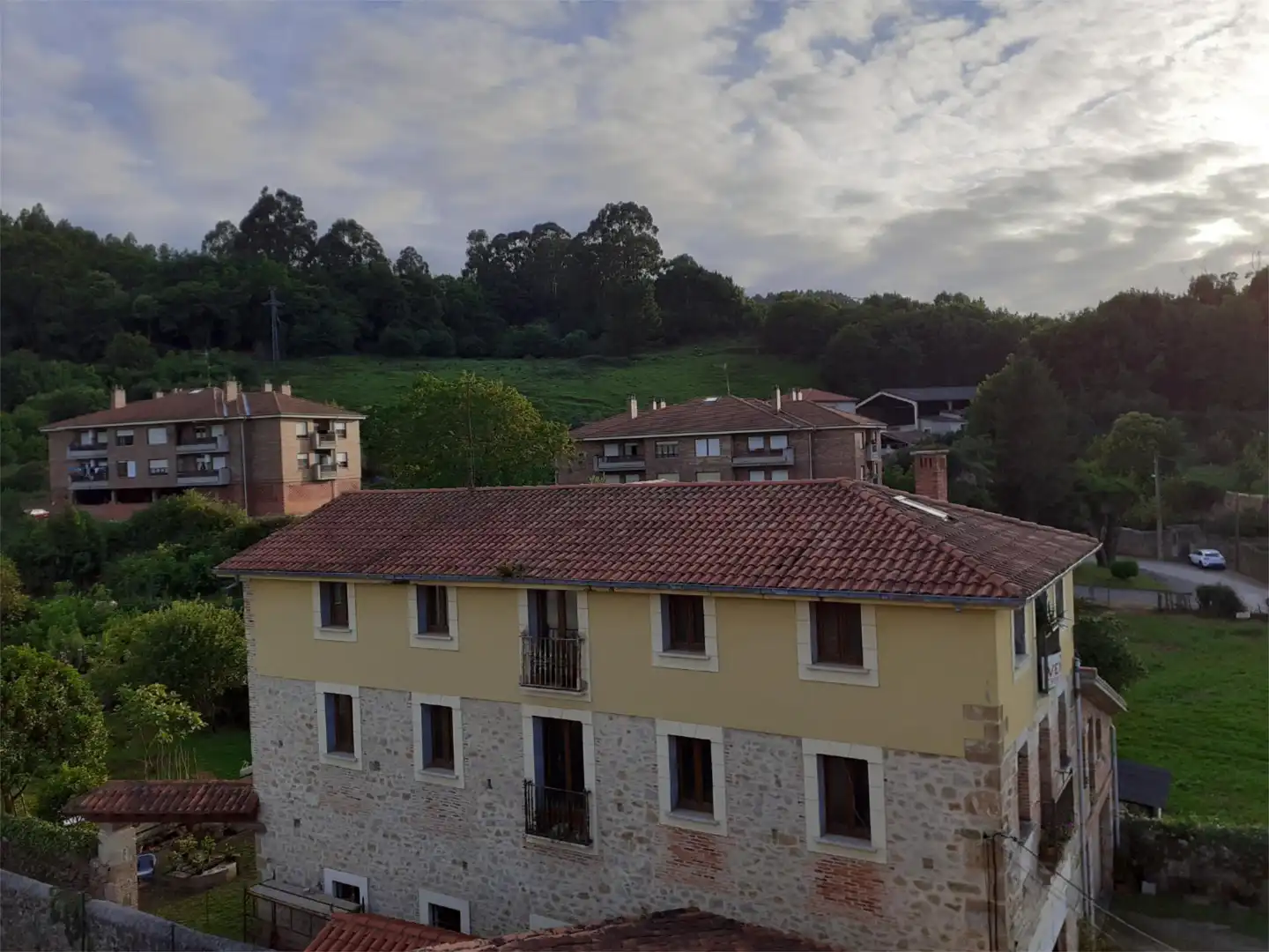 Vista exterior de Casa o xalet en venda en Alfoz de Lloredo amb Jardí privat, Terrassa i Traster
