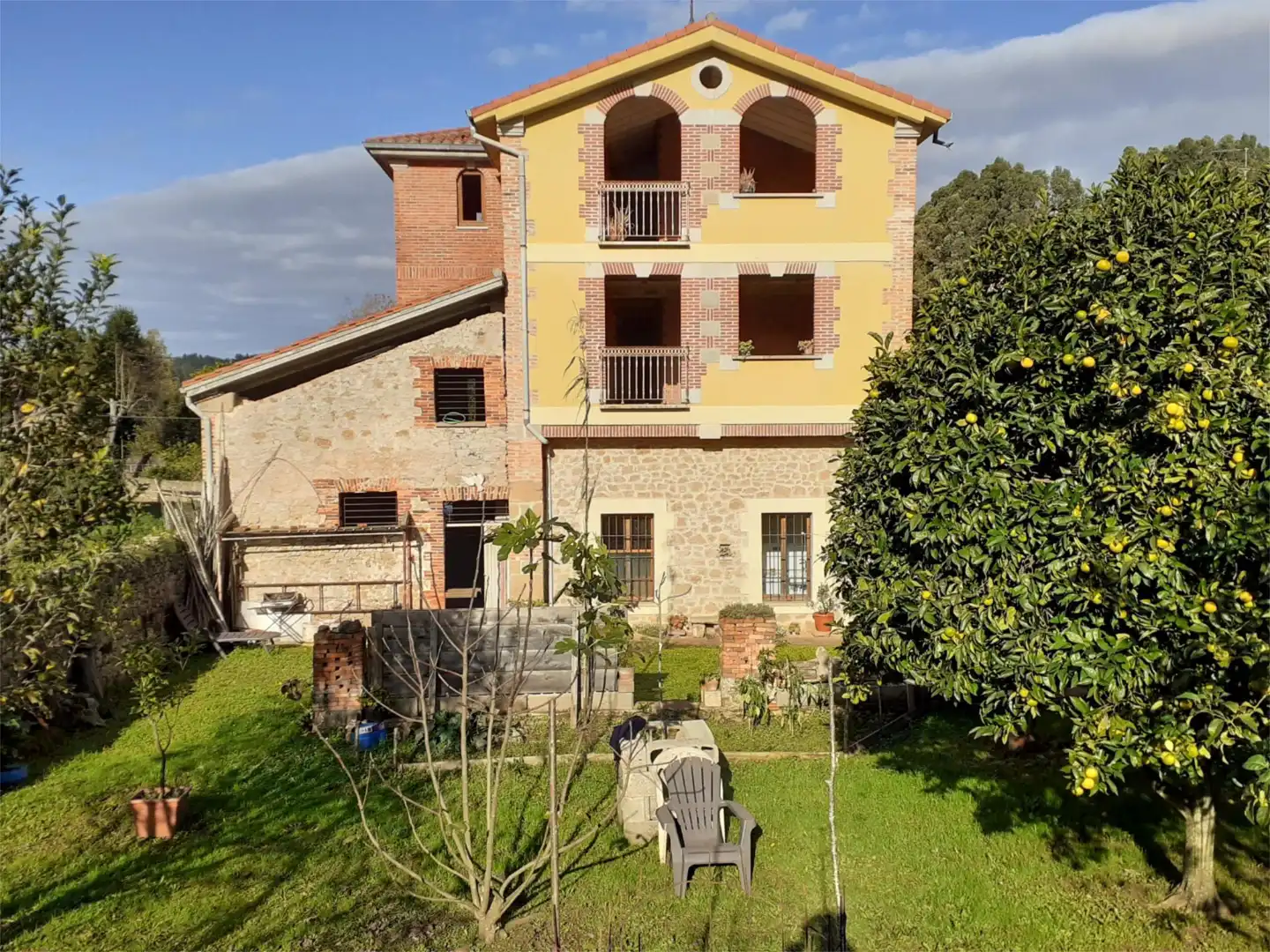 Vista exterior de Casa o xalet en venda en Alfoz de Lloredo amb Jardí privat, Terrassa i Traster