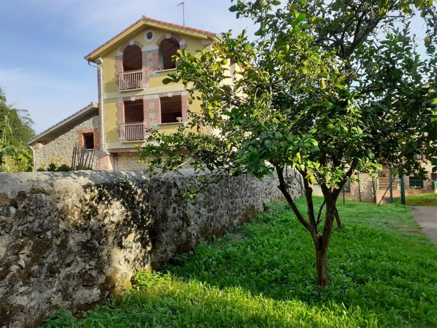 Vista exterior de Casa o xalet en venda en Alfoz de Lloredo amb Jardí privat, Terrassa i Traster