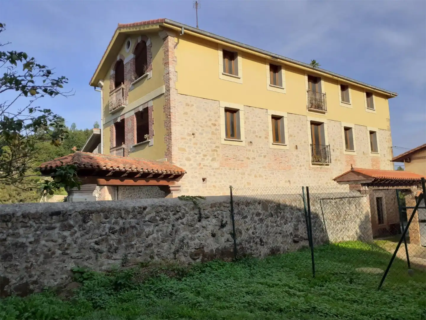 Vista exterior de Casa o xalet en venda en Alfoz de Lloredo amb Jardí privat, Terrassa i Traster