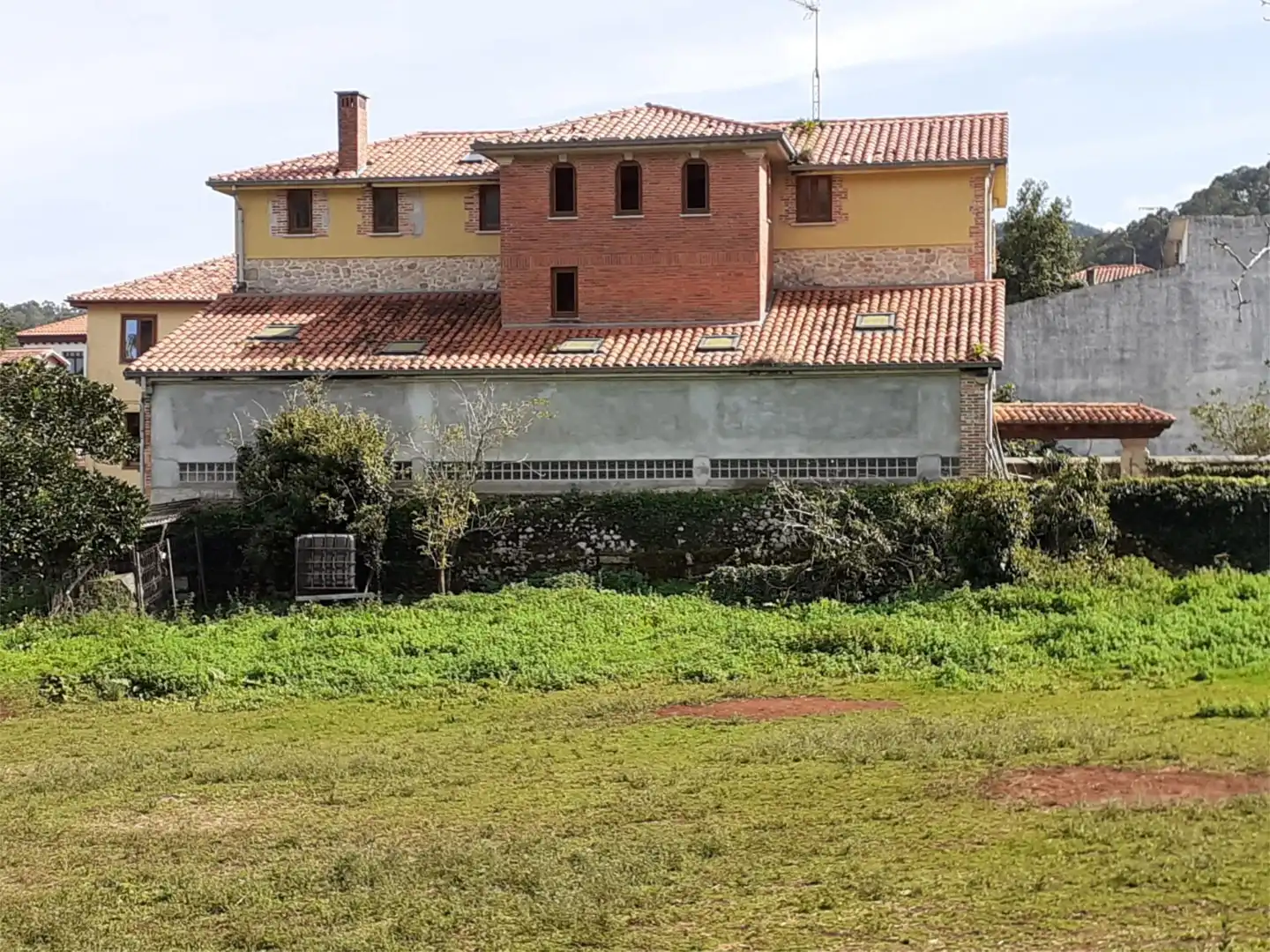 Vista exterior de Casa o xalet en venda en Alfoz de Lloredo amb Jardí privat, Terrassa i Traster