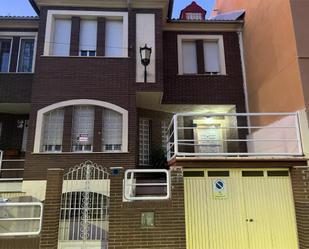 Vista exterior de Casa adosada en venda en  Jaén Capital amb Aire condicionat i Terrassa