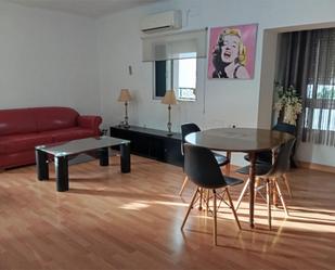 Living room of Flat for sale in  Sevilla Capital  with Air Conditioner, Heating and Parquet flooring