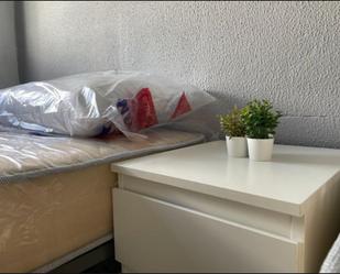 Bedroom of Flat to share in San Juan de Aznalfarache  with Parquet flooring, Furnished and Microwave