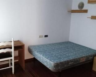 Bedroom of Flat to rent in Santiago de Compostela   with Heating, Private garden and Parquet flooring