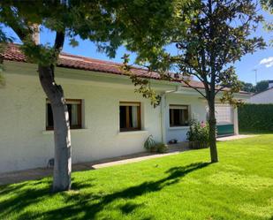 Exterior view of House or chalet for sale in Boadilla del Monte  with Heating, Private garden and Parquet flooring