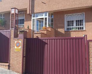 Vista exterior de Casa adosada en venda en Algete amb Aire condicionat, Terrassa i Piscina