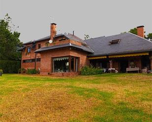 Vista exterior de Casa o xalet en venda en Cerdanyola del Vallès amb Terrassa, Piscina i Balcó