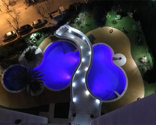 Piscina de Apartament de lloguer en Benidorm amb Aire condicionat, Moblat i Aparcament comunitari